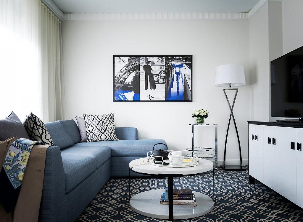 Как с помощью синего дивана оживить комнату?