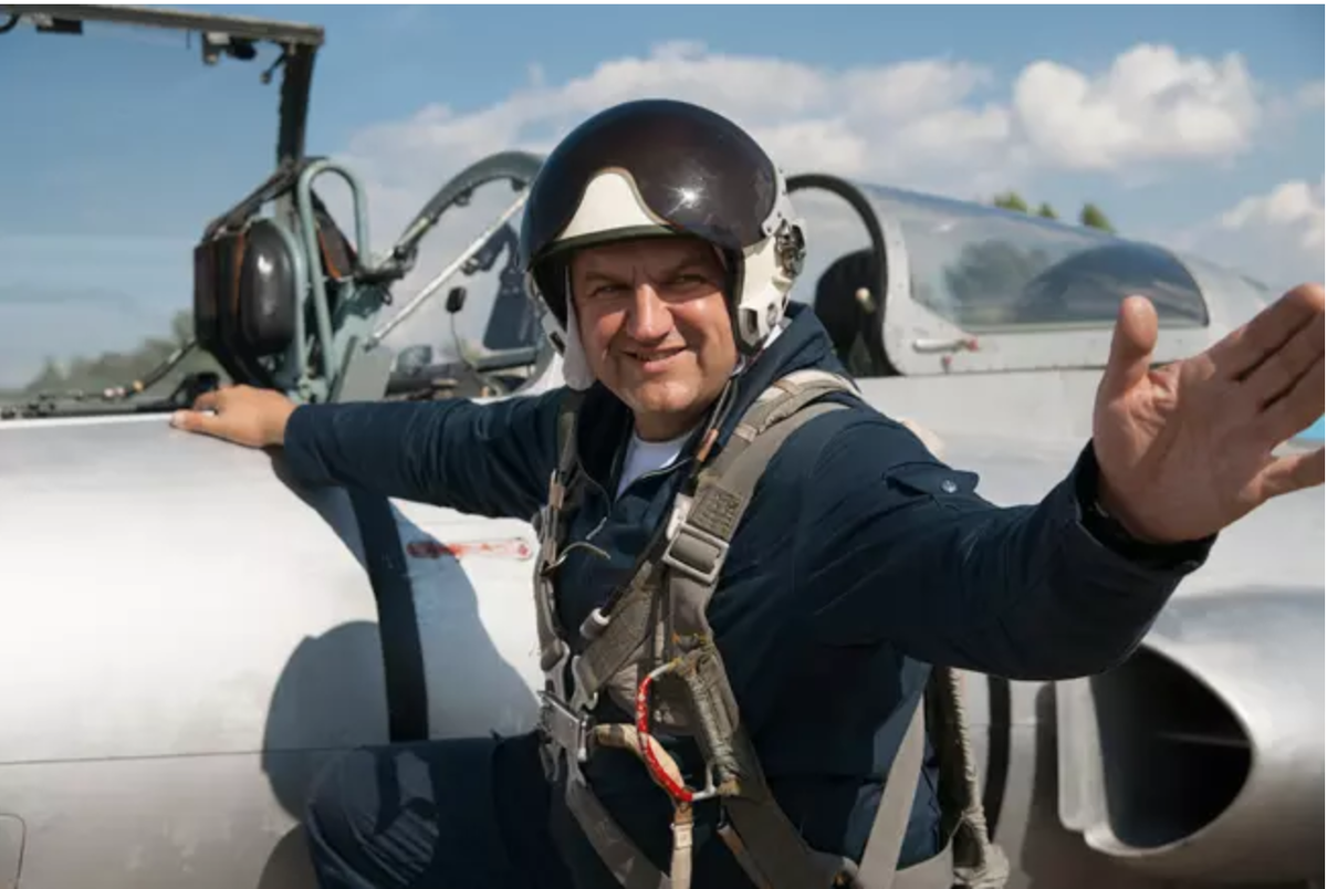 Русские авиаторы оживляют небесную просторию, создавая фигуру, напоминающую ангела