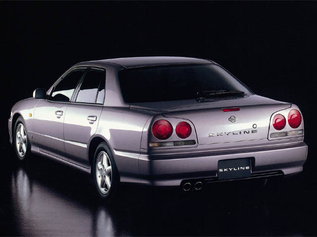   Десятое поколение Skyline (кузова серии R34), которое появилось в мае 1998 г., вышло с задержкой ожидаемого срока на один год, немного нарушив обычный цикл модельного изменения.-2