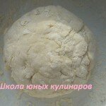2. Затем влить воду и масло. Вновь хорошо перемешать, замесив тесто, которое должно получиться достаточно крутым.