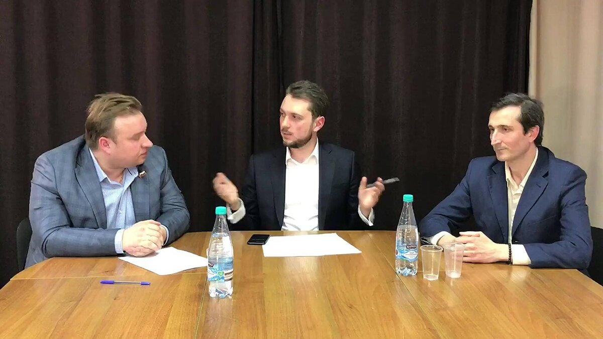 Николай Александров и Сергей Цукасов.  Ведущий дебатов Роман Юнеман