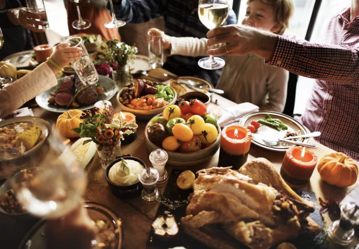 Чистый звон бокалов и родные лица, мы здесь собрались чтоб повеселиться!))