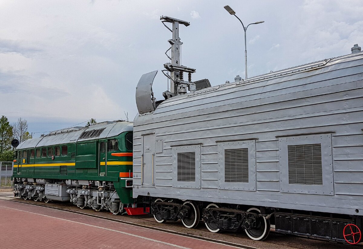 Восьмиосный вагон с пусковой установкой и устройством для отвода контактной сети в составе БЖРК, замаскированный под вагон-рефрижератор. Фото: Алексей Алексеев