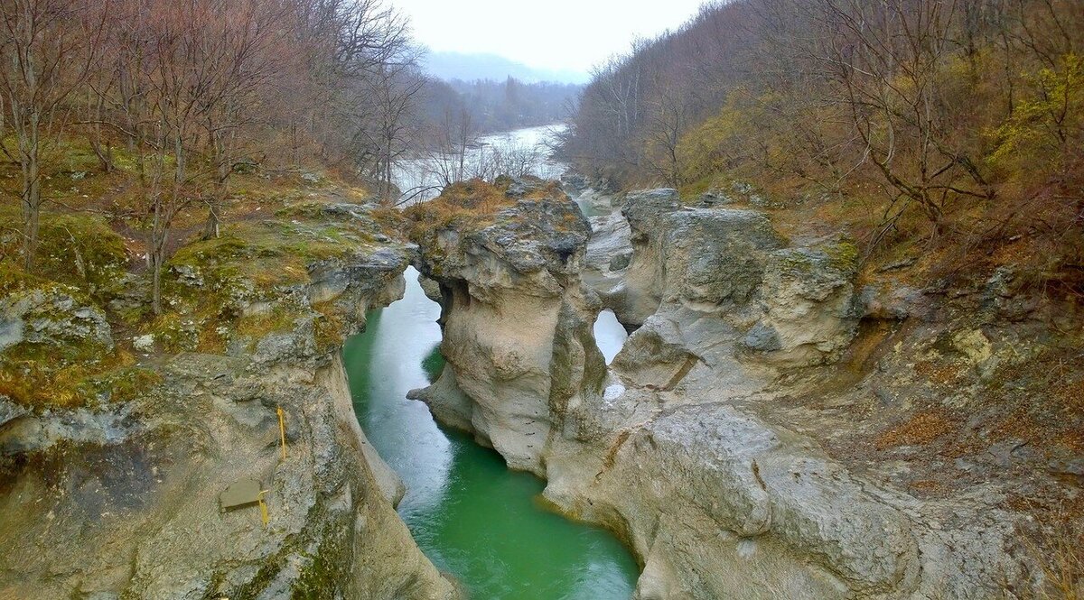 Хаджохская теснина фото весной