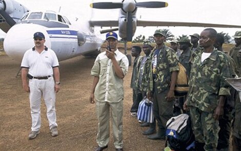 Фото взято из открытого источника. Витя ( слева в белом ) продаёт самолёт в Южной Америке повстанцам.