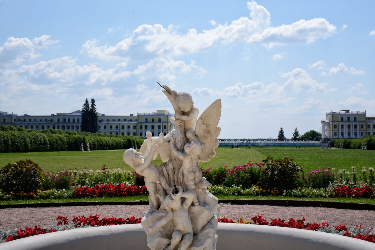 На заднем фоне корпуса военного санатория