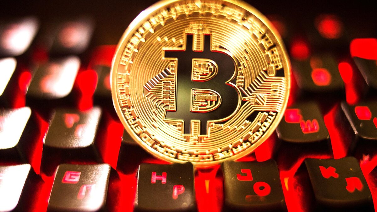 Старший аналитик агентства Bloomberg, Майк Макглоун, уверен, что сейчас крупнейшая криптовалюта находится под большим давлением и перешла к длительной обороне.