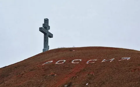 Крест над ельцом 2005