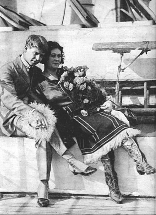 Сергей Есенин и Айседора Дункан познакомились осенью 1921 года на вечере у модного художника Жоржа Якулова. Поэту на тот момент было 26 лет, а знаменитой в Европе танцовщице - 44 года.-2