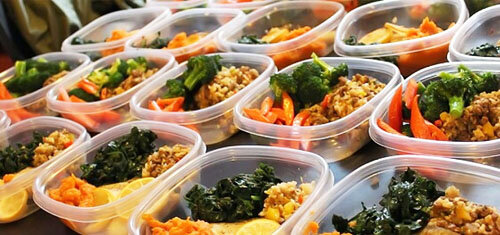 • Дробность.  Игнорирование завтрака и ужин за троих – это не про фитнес бикини. Тут  важно есть часто и по чуть-чуть. Не менее пяти раз, а то и все семь.  Ежедневная норма калорий при этом разделяется равномерно на все приемы  пищи.
• Постепенное снижение калорийности. Резко  снижать число потребляемых калорий нельзя – рискуете потерять в мышечной  массе, наращиванию которой уделяется столько усилий на тренировках.
• Натуральность. Никаких фаст-фудов, полуфабрикатов и прочего суррогата в меню быть не должно. Только свежая еда из натуральных продуктов.
• Белок. Третья часть рациона – белковые продукты. В период перед соревнованиями это число дополнительно увеличивается.
• Жиры. Только полезные – ненасыщенные, из рыбы, орехов, оливкового масла и т.д.
• Никакого крахмала – из рациона практически полностью уходит хлеб, макароны, картофель.