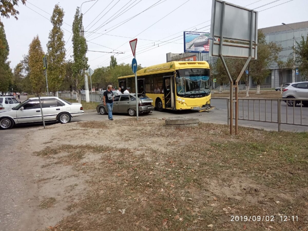 По предварительным данным, автобус подрезала отечественная легковушка 
Фото: Владислав Исайчев