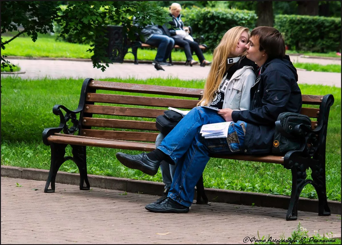 Парень и девушка на скамейке. Мужчина на скамейке в парке. Парочка на скамейке. Пара на скамейке в парке.