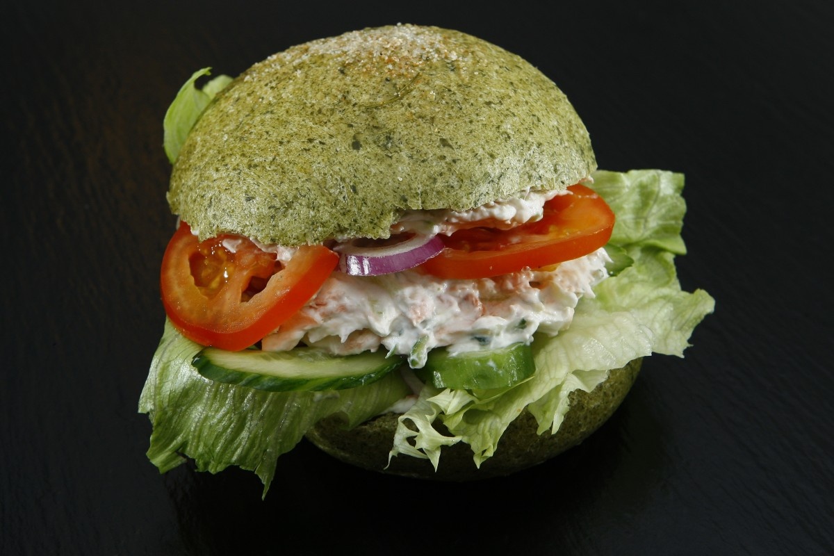 Источник:https://c.pxhere.com/photos/59/15/spinach_dumpling_sandwich_bun_salad_tomato_red_onion_cucumber_food_dining-523537.jpg!d