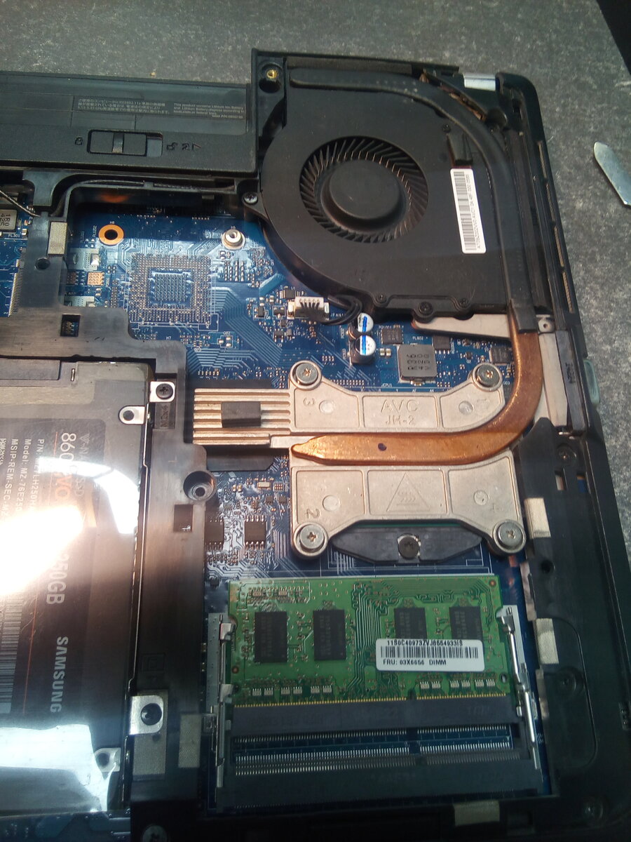 Принесли Lenovo ThinkPad E540. Ноут в случайное время помигав диодами выключается.