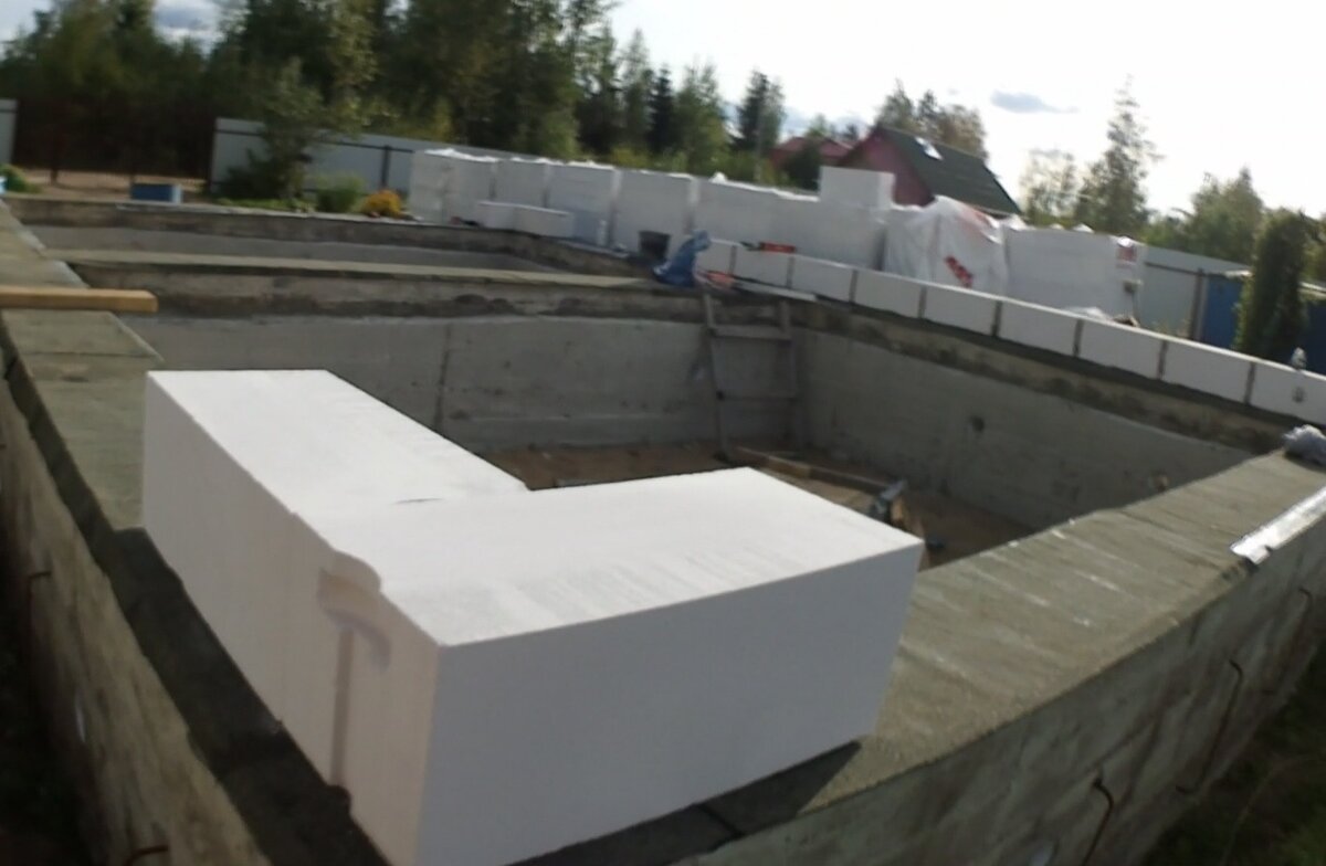 первый ряд газобетона на фундамент. газобетонный блок 150 кладка. укладка первого ряда газоблока. укладка первого ряда блоков на фундамент. у-блок газобетон фундамент.