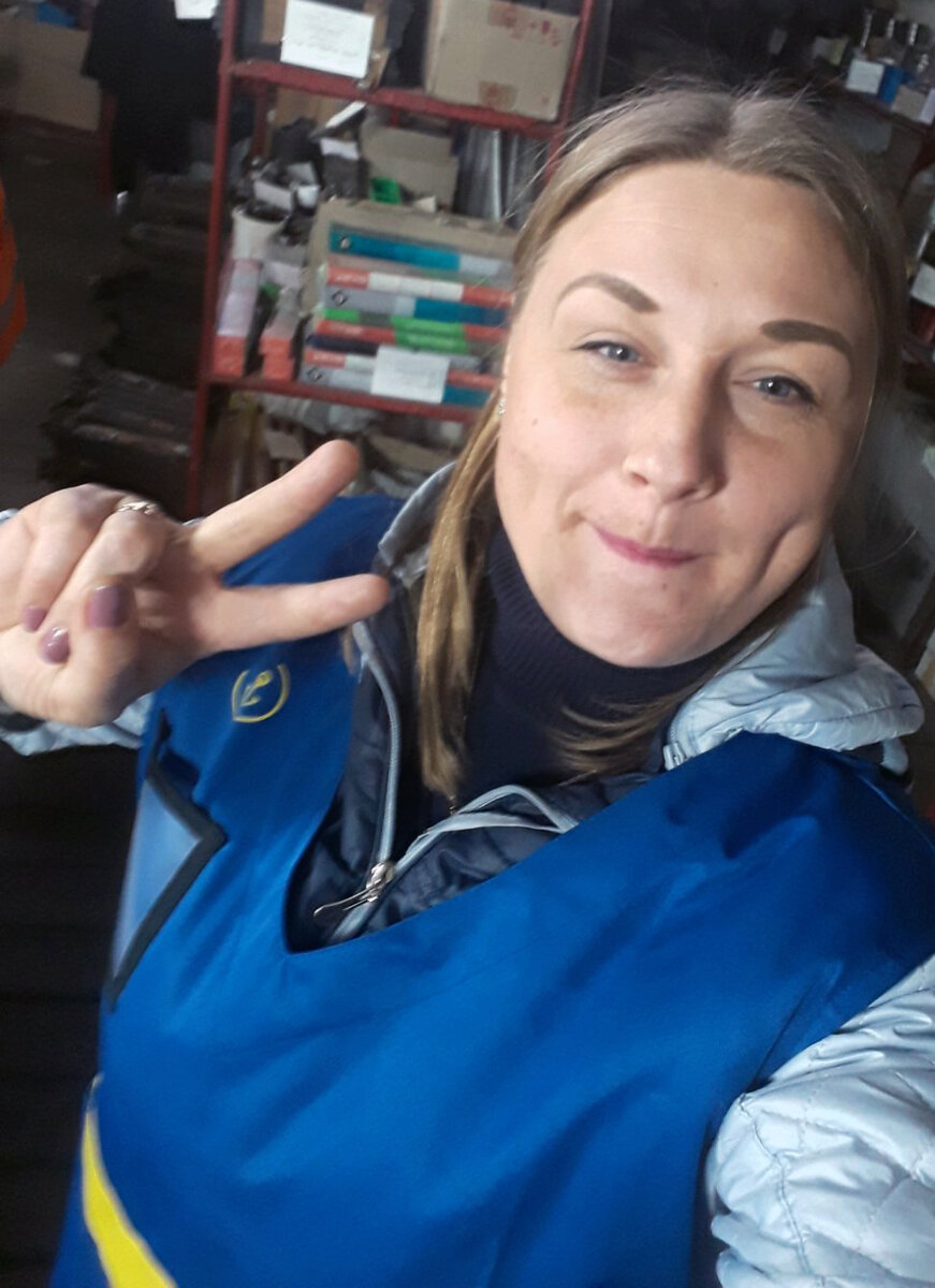 Примерка рабочего жилета. 