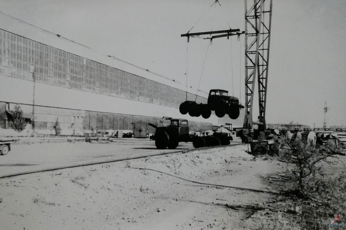 Заброшенная территория завода «Спецавто». Одинокий МАЗ-543 и фотоальбом главного инженера