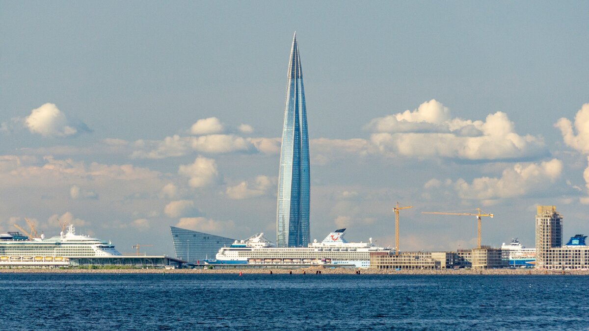 Санкт петербург самый большой. Лахта-центр в Санкт-Петербурге. Лахта центр и машина.