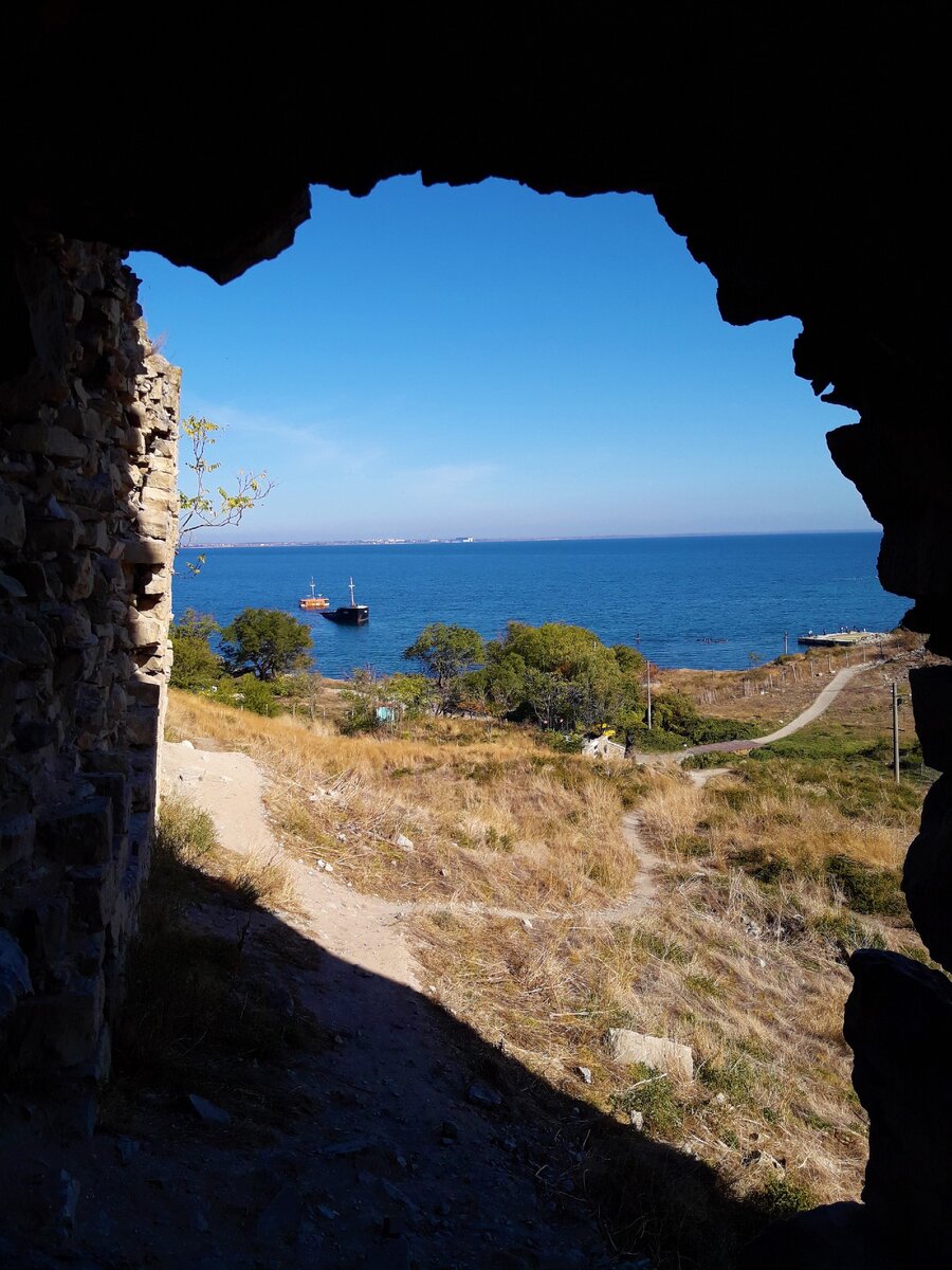 Побывали в Генуэзской крепости Феодосии, вроде бы камни и история, но место оказалось притягательным и атмосферным