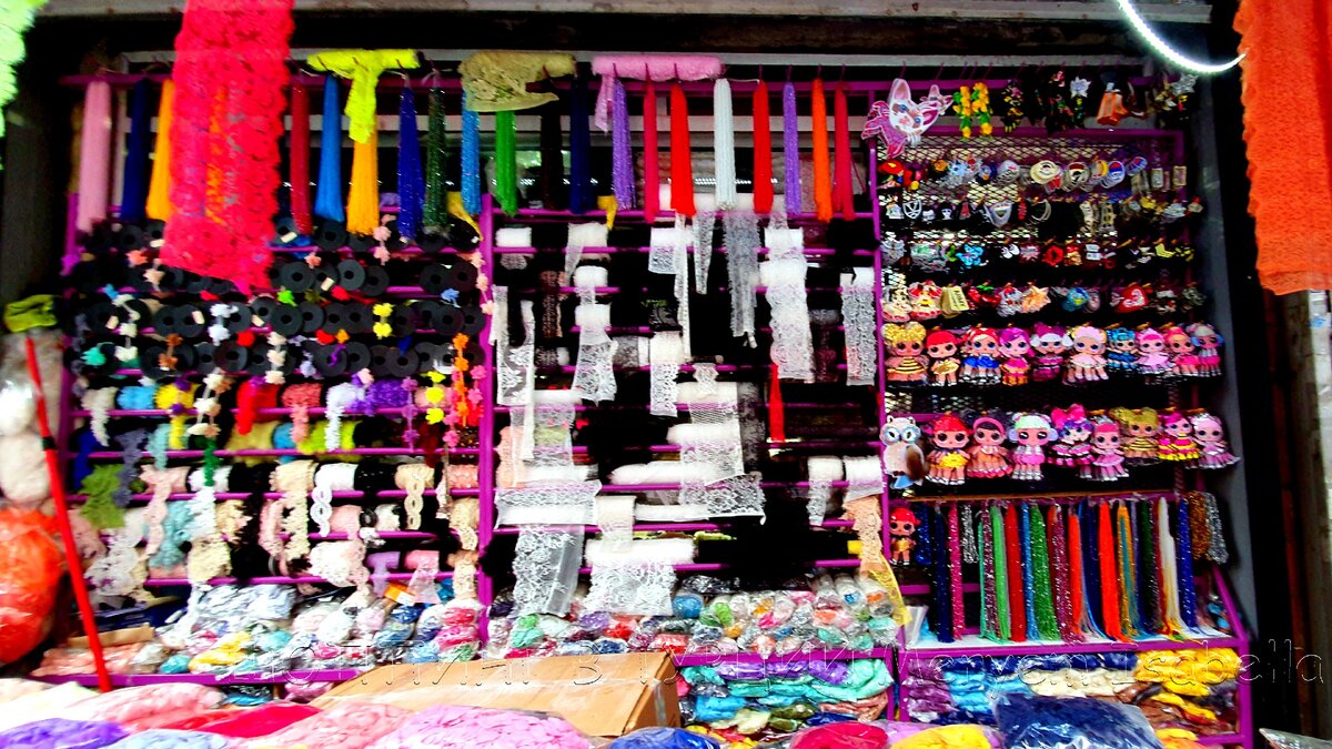 В этих магазинах ассортимент диктуют турчанки. Больше всего они любят шить с кружевом одежду для детей и домашний текстиль.