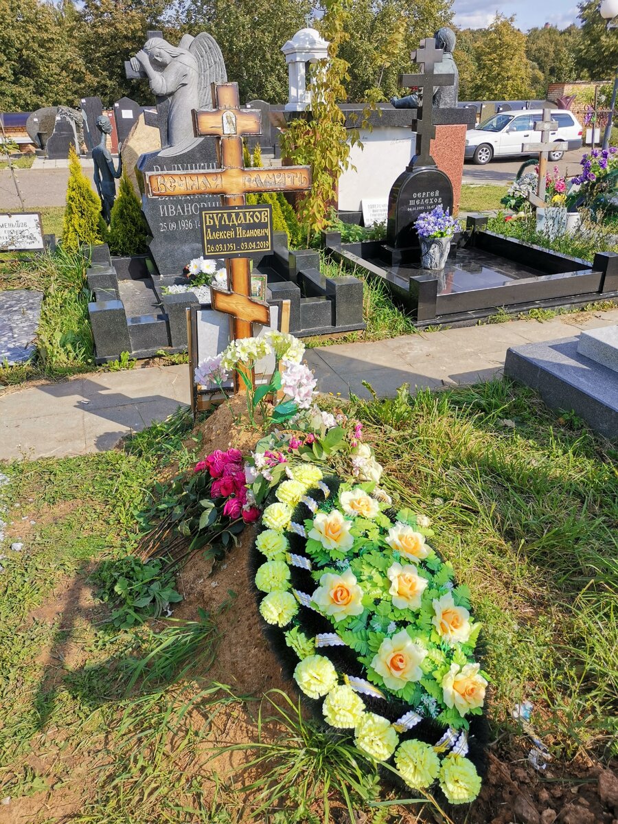 Памятники на кладбище на троекуровском кладбище фото