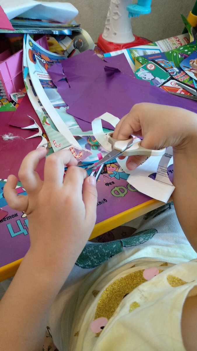 Дочка подстригает бумажные ноготки, а у меня сердце замирает. Но я молчу...