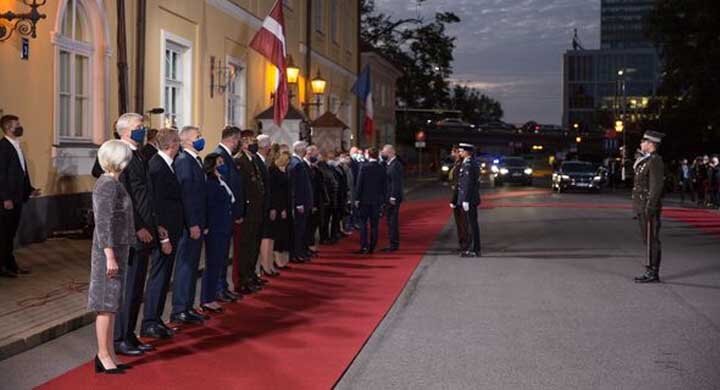 Макрона встречают в Латвии