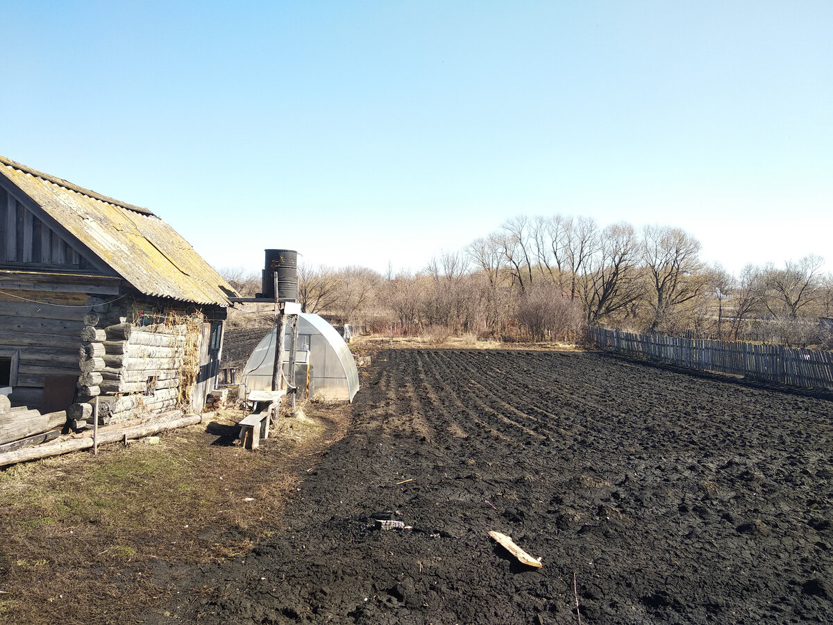 старая баня с оборудованным в ней летним душем (бочка наверху)