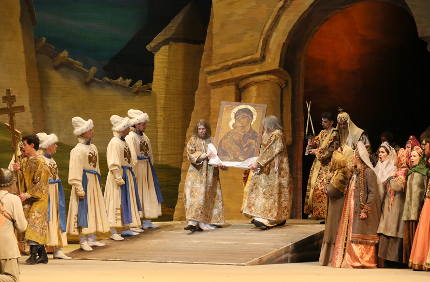 Наши дети-подростки всё поражались количеству народа в массовых сценах