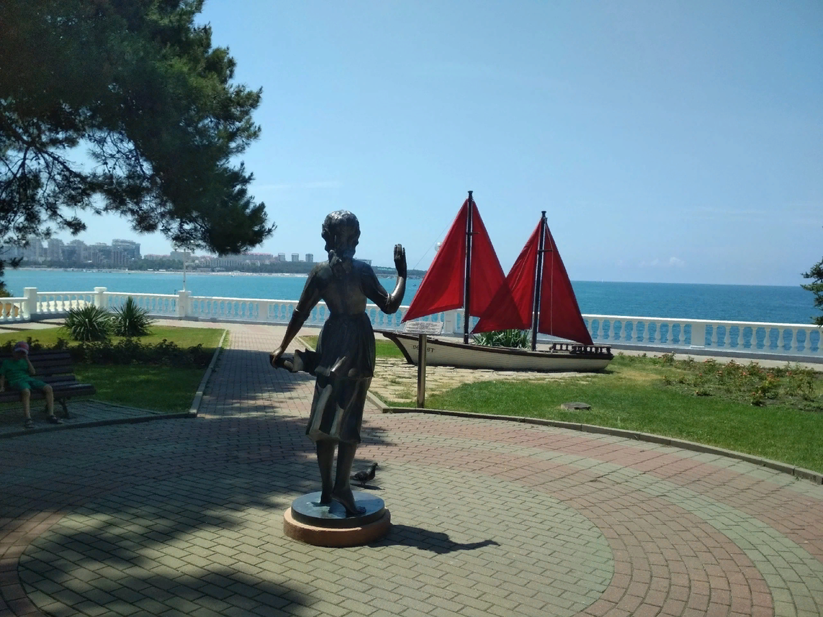 Набережная Геленджика скульптура "Ассоль"