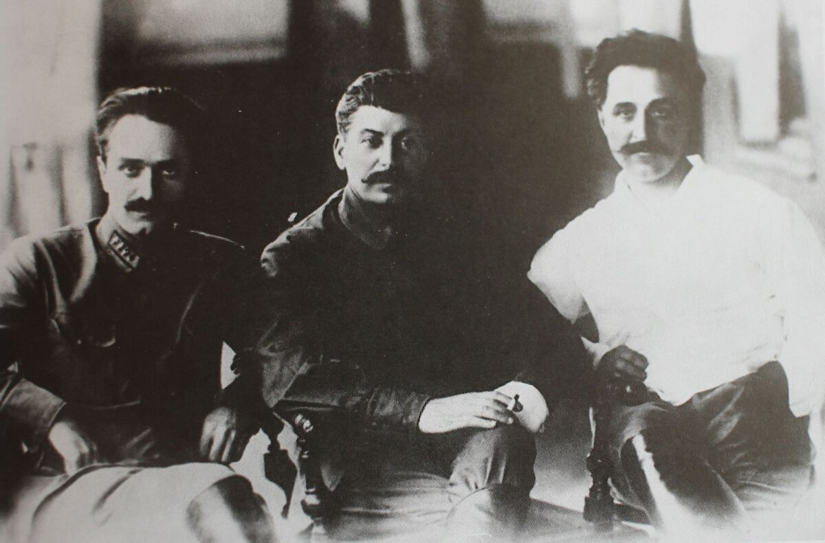 Члены Политбюро ЦК ВКП(б) А. Микоян, И. Сталин, Г. Оржоникидзе 