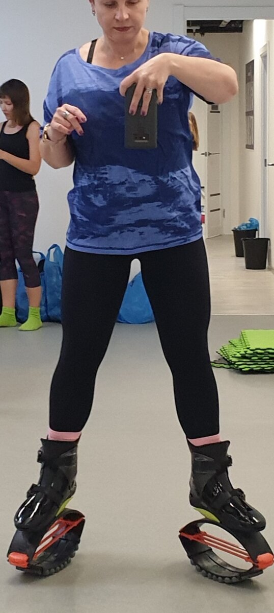 Кенгу-джамп. Эта тренировка обошлась без травматизма. А рухнула я на пауэр-степе.