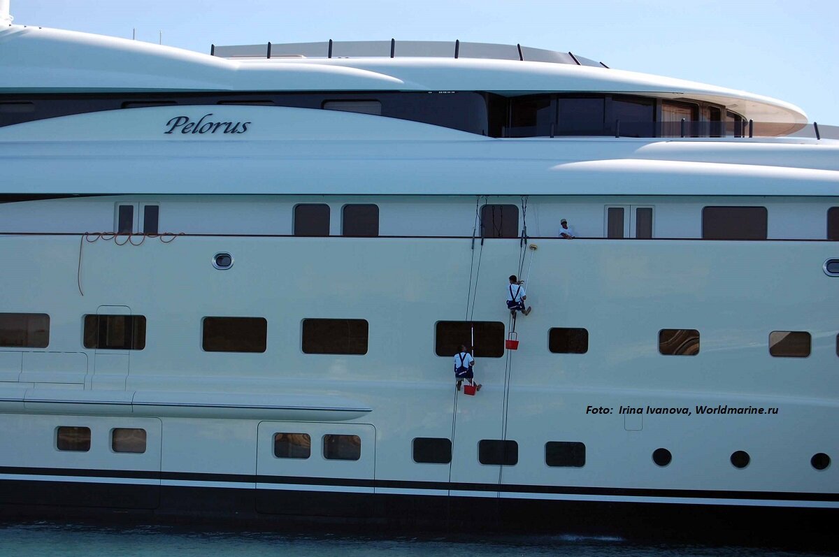 Мойка мегаяхты Pelorus, 115 м. Фото©: Ирины Ивановой