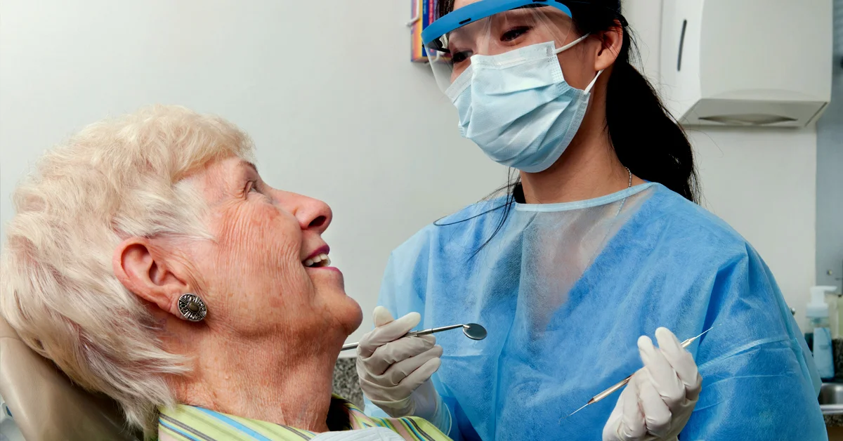 Поставить зубы пенсионерам. Поставить зубы пенсионерам. Пожилая женщина у стоматолога. Входит в омс протезирование зубов. Зубные протезы для пенсионеров.