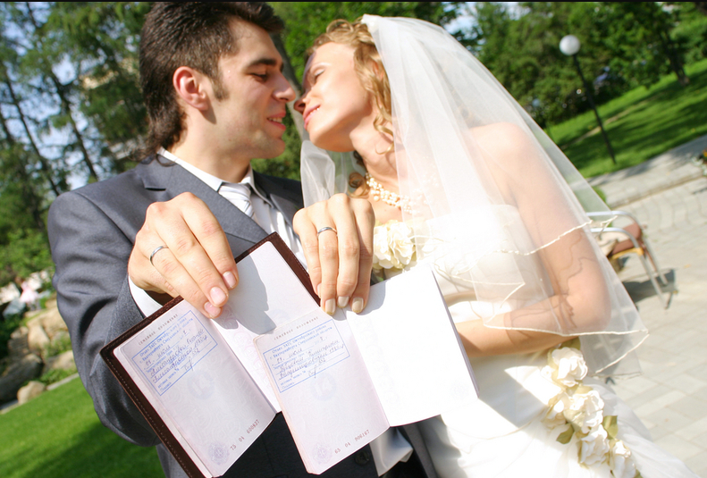 Молодожены в ЗАГСЕ. Свадебная фотосессия в ЗАГСЕ. Жених и невеста расписываются. Фотосессия после регистрации брака.
