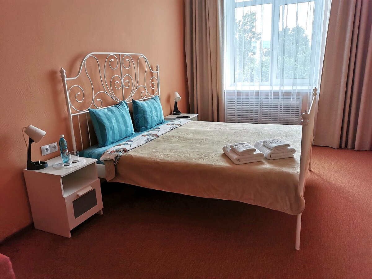 Вот такой уютный был номер, в объектив не вошли диванчик, шкаф и зеркало