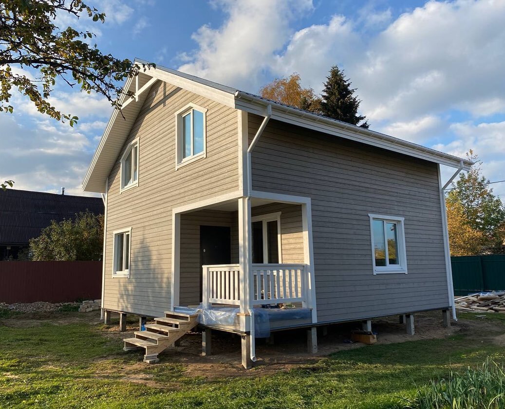 В Ленинградской области построили небольшой каркасный дом в комплектации наружного контура