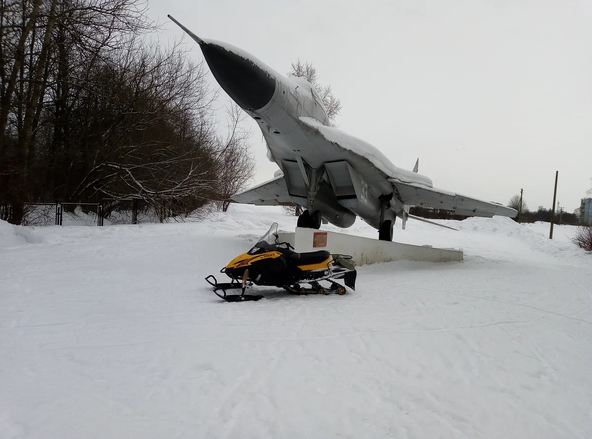 Русские снегоходы не летают? Летают, только низко! Источник фото - https://auto.ru/snowmobile/used/sale/russkaya_mehanika/tiksy_250/4101210-f61ba780/