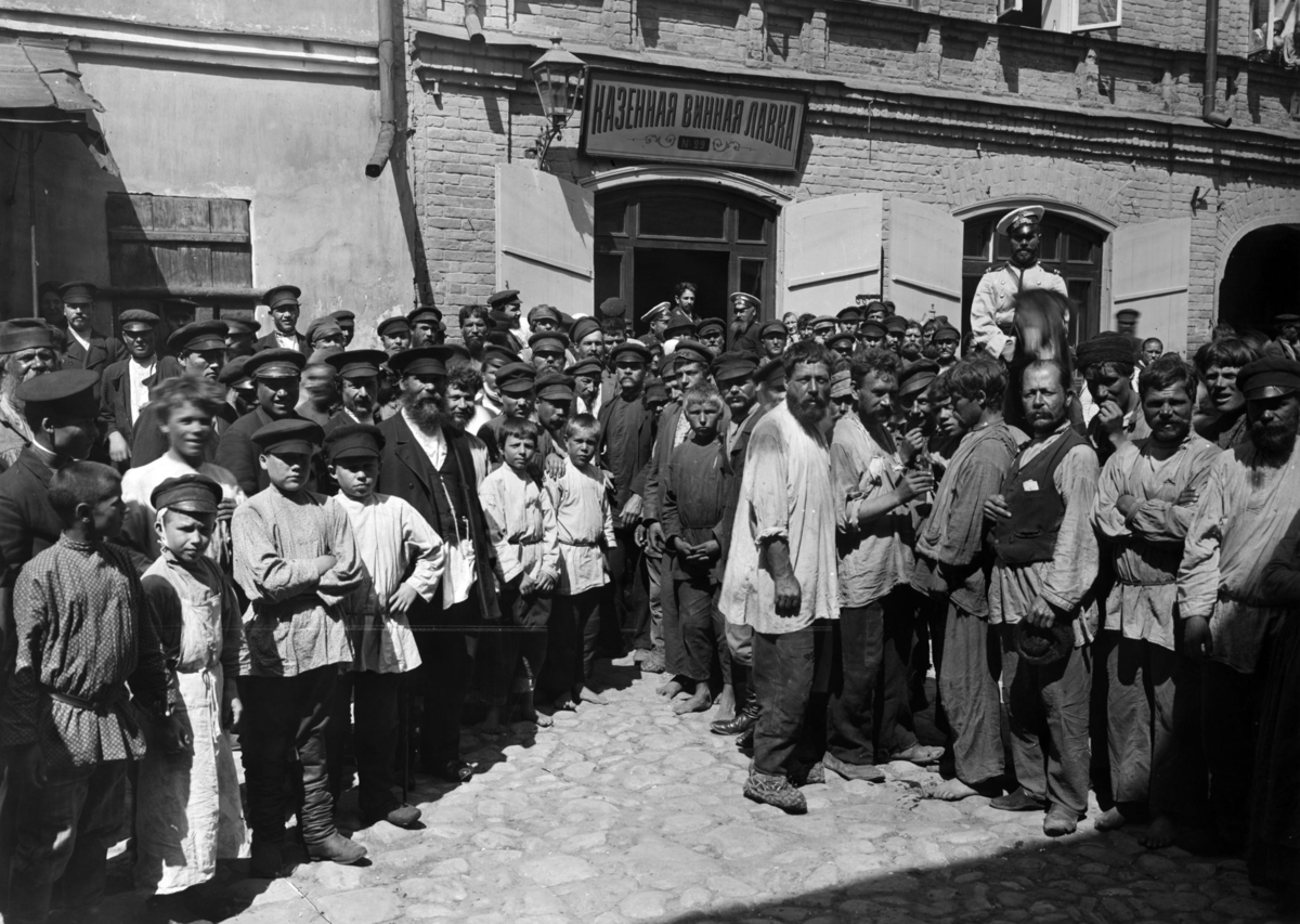 Русский рабочий класс. Босяки Нижний Новгород 19 век. Казенная винная Лавка Нижний Новгород. Российская Империя 1890 год. Винная Лавка 19 века Кокорева.