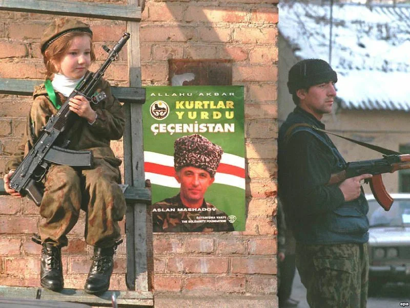 Мужчина отнял автомат у террориста. Чеченские дети с оружием. Чеченские дети с оружие во войны.