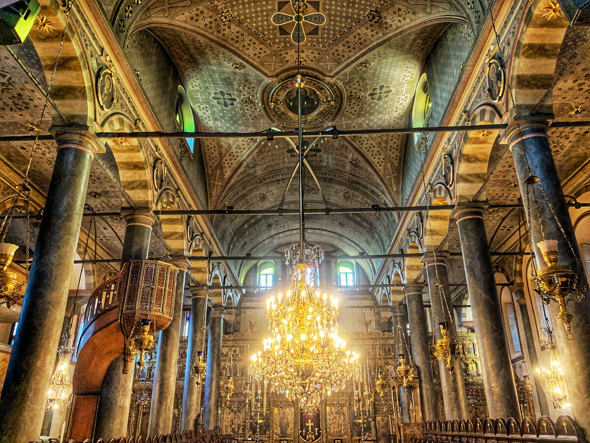 Οροφή και πολυέλαιος.  Φωτογραφία του συγγραφέα