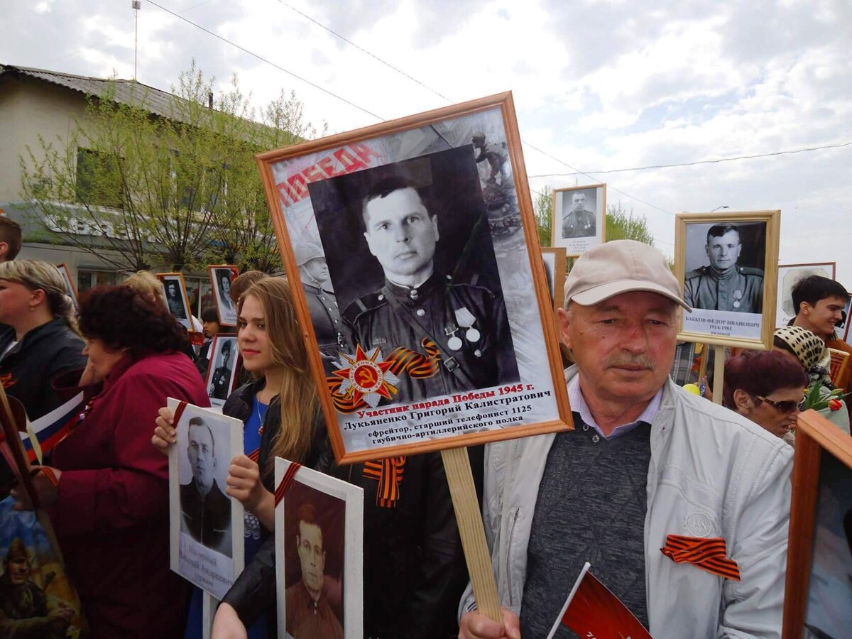 С портретом отца в рядах Бессмертного полка