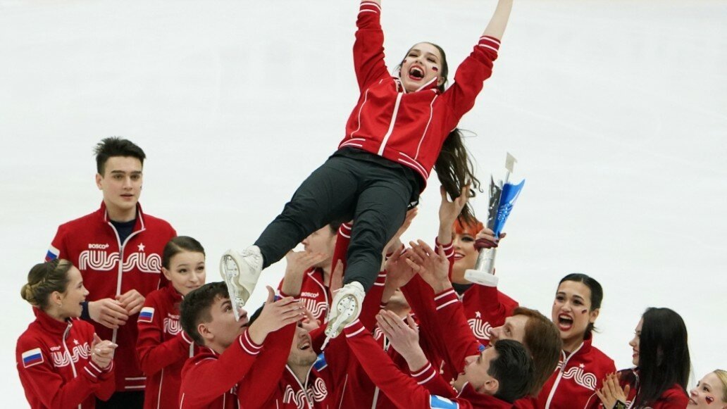 Команда Алины Загитовой радуется победе в Кубке Первого канала по фигурному катанию 2021. Фото: Александр Вильф / РИА Новости