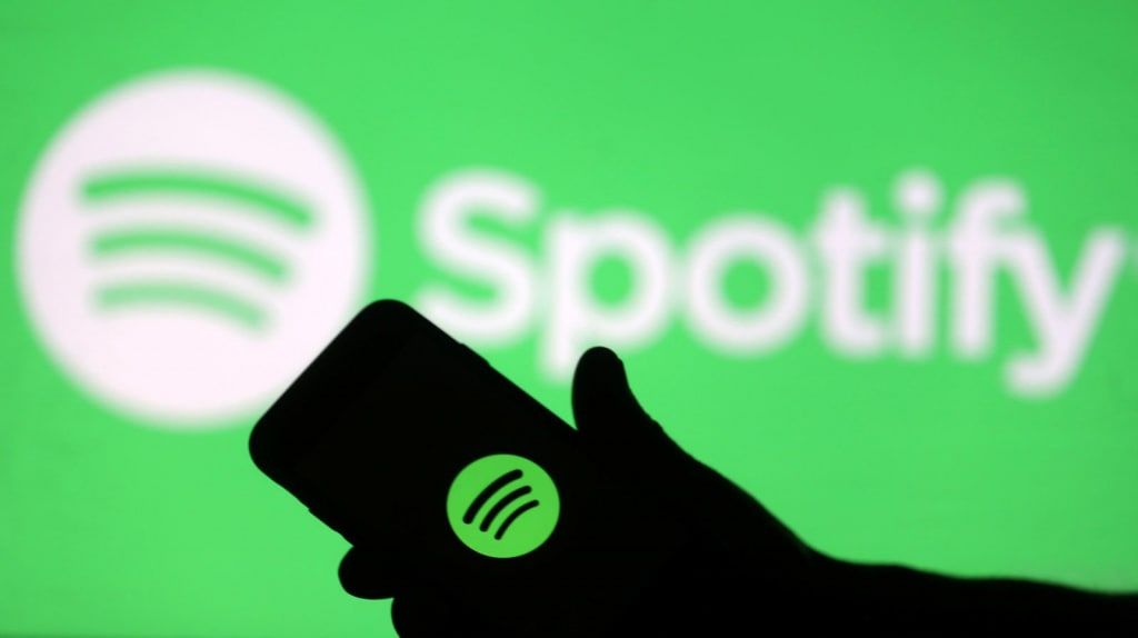 Spotify прекращает свою деятельность в РФ. Раньше сервис перестал продавать премиум подписку, а теперь полностью уходит с рынка. Об этом сообщает глава Минцифры Михаил Федоров. 
По словам представителей компании, все сервисы будут приостановлены в начале апреля. Мотивацией стали новейшие законы о цензуре, принятые в России.