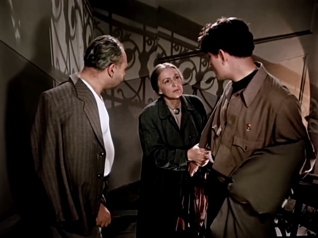 «Сейчас же уходи отсюда: тебя не любят». 
(Кадр из фильма «Разные судьбы», 1956 год)
