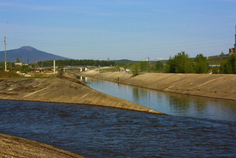 Слияние рек  Вагран  и  Колонга.
