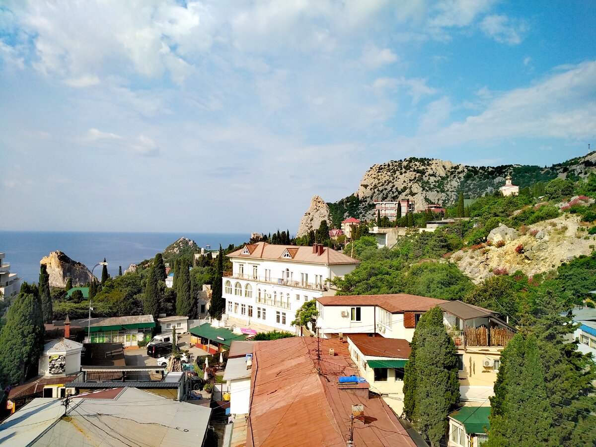 Гора Кошка - вдалеке справа. Вид из окна номера, июнь 2022г., фото автора