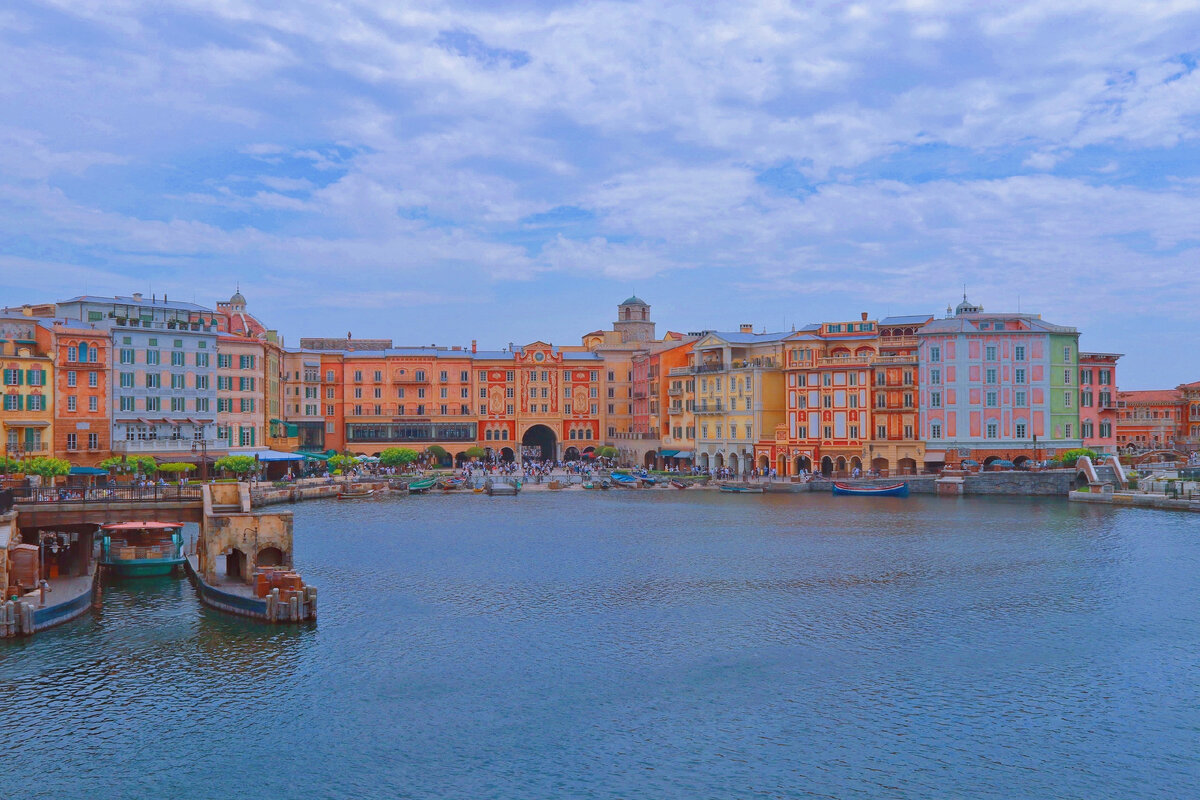Tokyo DisneySea по праву считается одним из лучших тематических парков Дисней в мире. Наша школа организовала поездку туда для своих студентов, и  в этой статье я расскажу о своем опыте пребывания в данном парке.