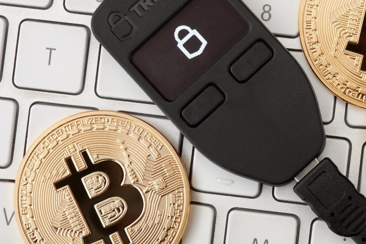 Компания Trezor из Чехии первой в мире начала создавать аппаратные кошельки для криптовалют еще в 2014 году. За весь период существования бренда он обзавелся отличной репутацией и популярностью среди криптоинвесторов. В компании выпускают 2 кошелька, которые не имеют встроенного аккумулятора и работают при подключении к компьютеру.