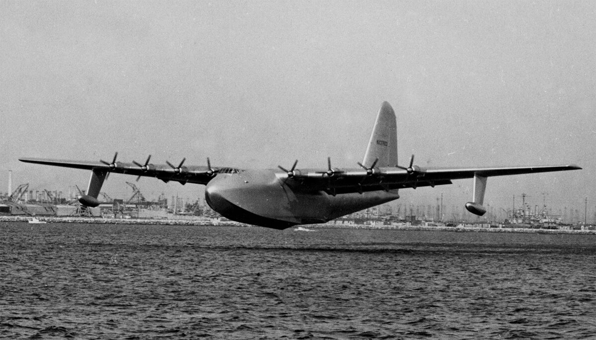 H-4 Hercules в полёте.